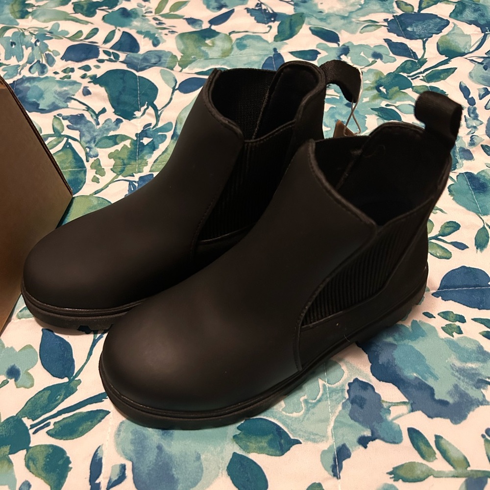 NWT Nayive Youth 3 shoes